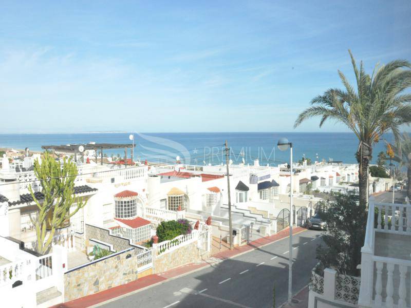 Resale - Semi-detached villa - Torrevieja - La Mata