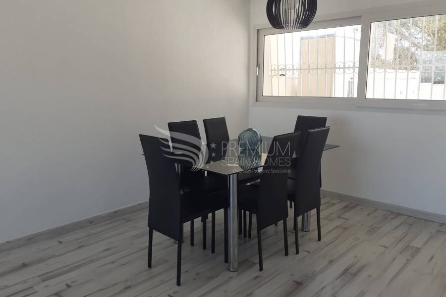 Sale - Semi-detached villa - Torrevieja - La Mata